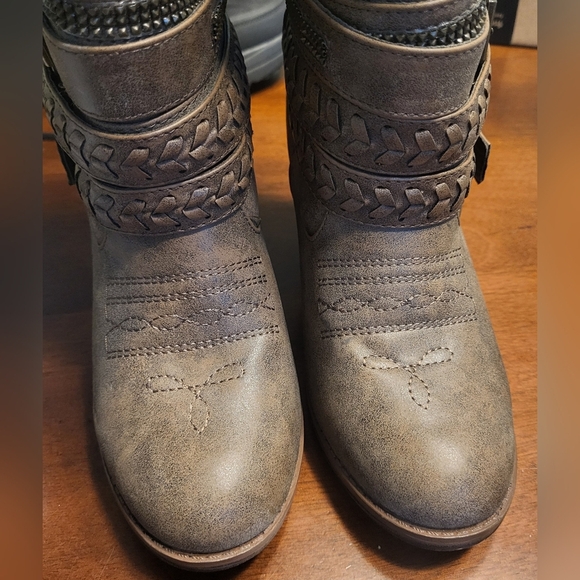 Mia Brown Cowboy Western Heeled Distressed Boots Pull On Size 8.5 *See Notes* - Picture 3 of 8
